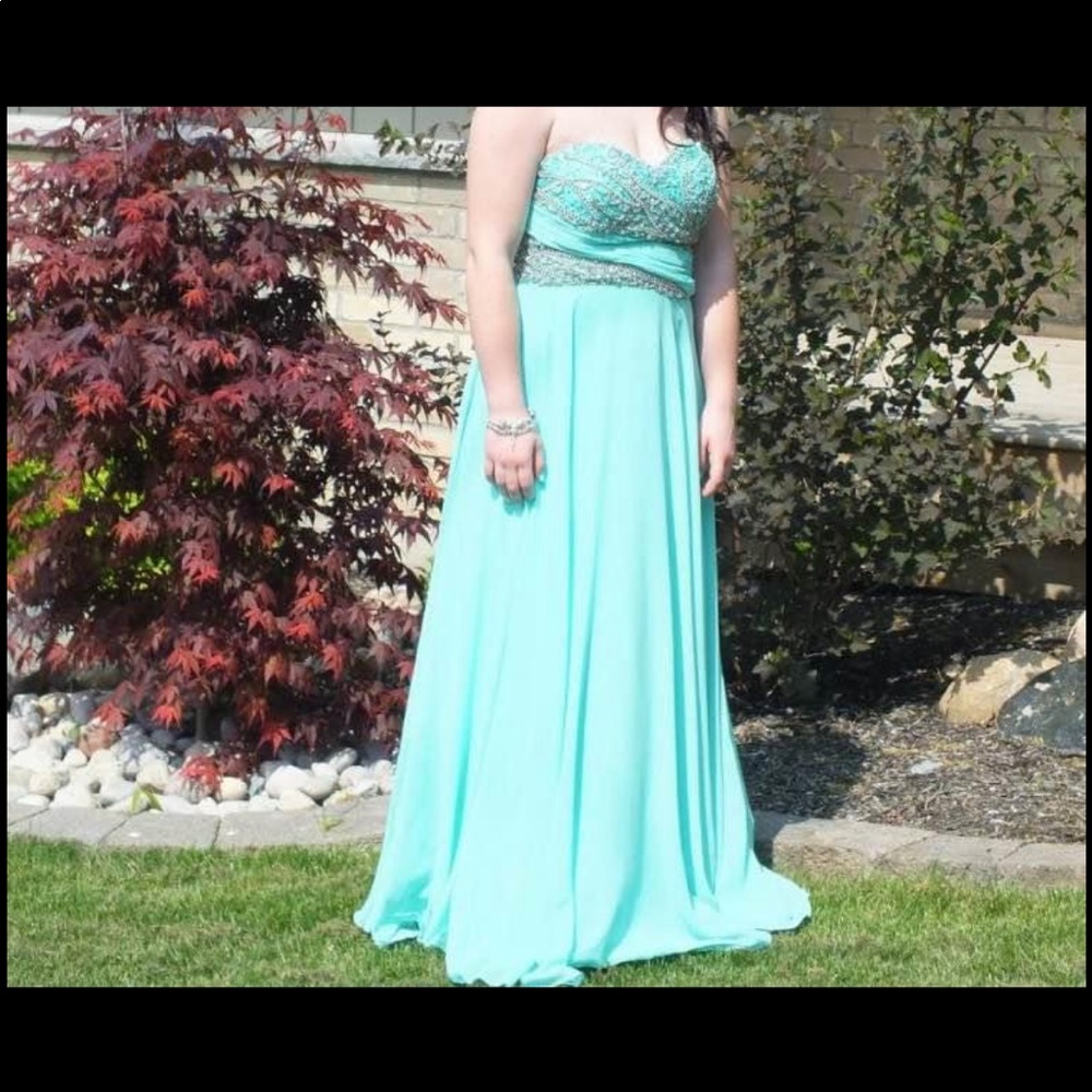 Prom dress - Picture 2 of 3